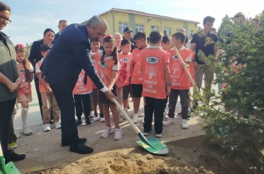 Öğrenciler fidan dikerek derse başladı 