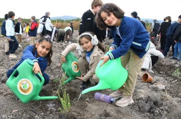 Öğrenciler fidanları toprakla buluşturdu 