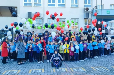 Öğrenciler Gazzeli çocuklar için balonları gökyüzüne bıraktı 