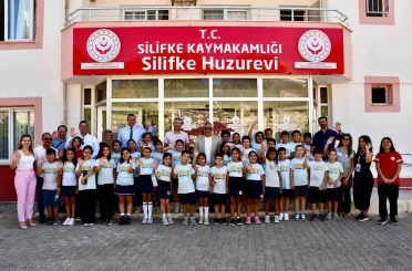 Öğrenciler, huzurevi sakinlerinin gönlüne dokundu 