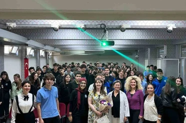Öğrenciler için çifte kazanım: Hem bilim hem İngilizce pratiği 