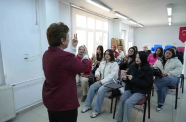 Öğrenciler işitme engelli bireylerle iletişim kurabilmek için işaret dili öğreniyor 