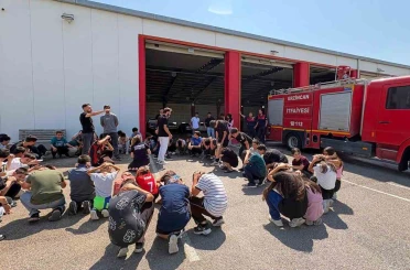 Öğrenciler itfaiyeciliği yerinde öğrendi 