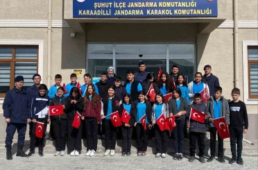Öğrenciler jandarma karakolunu ziyaret ederek fidan dikti 