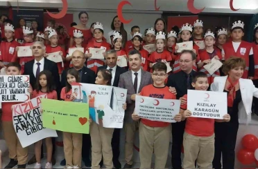 Öğrenciler, Kızılay kolluklarını taktı 