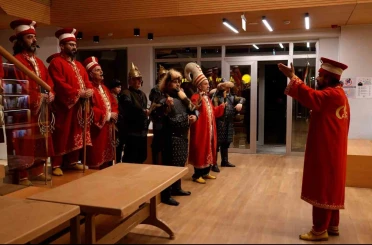 Öğrenciler marşla girdi, mehterle karşılandı 