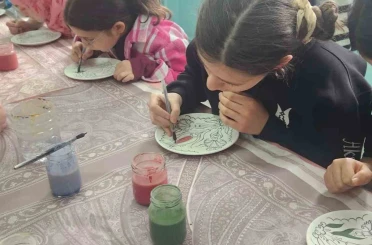 Öğrencilerden çini boyama etkinliği 