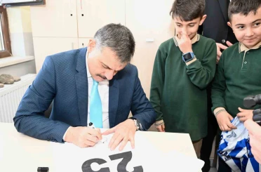 Öğrencilerden Vali Çiftçi’ye forma imzalatma sürprizi 