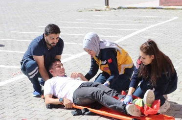 Öğrencilere uygulamalı ilk yardım eğitimi verildi 