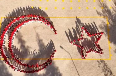 Öğrencilerin ay-yıldız koreografisi büyük beğeni topladı