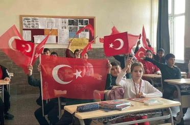 Öğrencilerin okul heyecanı ay yıldızlı Türk bayrağıyla taçlandı 