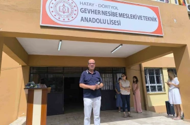 Öğrencilerinden helallik alarak emekliye ayrılan 38 yıllık öğretmene alkışlı veda 