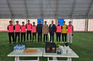 Öğrencilerle halı sahada maç yapan polis, terör örgütleri konusunda bilgilendirdi 