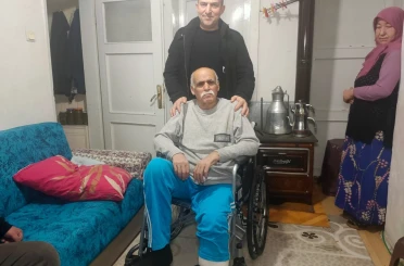 Öğrencilerle yaptığı işbirliğiyle 322’nci tekerlekli sandalyeyi ihtiyaç sahibine teslim etti 