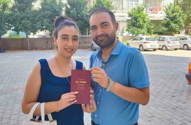 Öğretmen çift, dolmuşu gelin arabası yaptı 