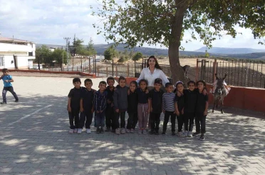 Öğretmen, çocuklara eşekle okuma yazmayı sevdirdi 
