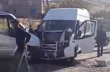 Öğretmenleri taşıyan minibüs ile yolcu aracı çarpıştı: 11 yaralı 