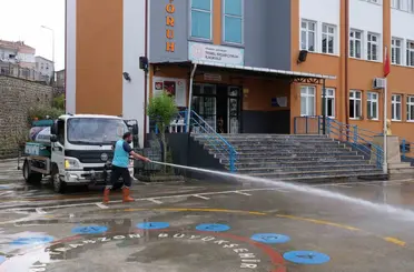 Okul bahçelerinde temizlik mesaisi
