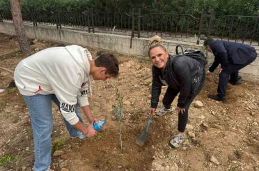Okul bahçesine 60 zeytin fidanı dikildi 