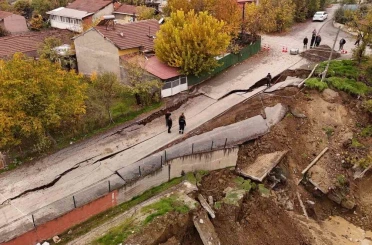 Okul inşaatının yanında çöken yol dronla görüntülendi 