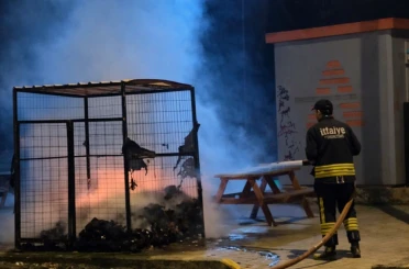 Okul karşısındaki konteynerden alevler yükseldi 