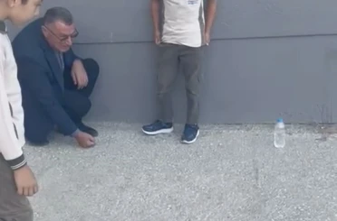 Okul müdürü, öğrencilerle bahçede misket oynadı 