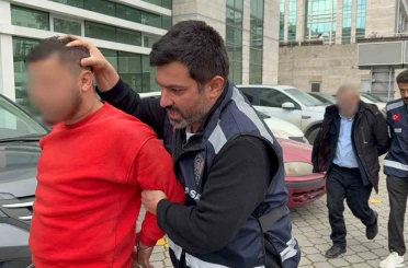 Okul önündeki 2 kişinin yaralandığı silahlı saldırıyla ilgili 2 kişi adliyeye sevk edildi 