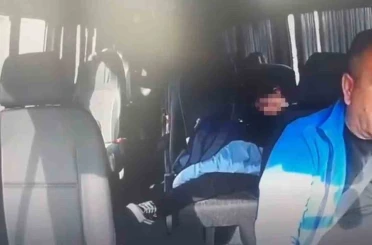 Okul servisi ile kamyonet kafa kafaya çarpıştı: Emniyet kemeri takılı olmayan öğrenci koridora uçtu 