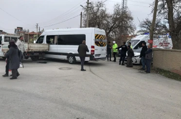 Okul servisinin belediye aracı ile çarpışmasıyla 5 kişi yaralandı