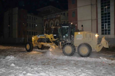 Okullarda kar temizliği yapılıyor 