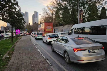 Okulların açılmasıyla İstanbul’da trafik yoğunluğu yaşandı 