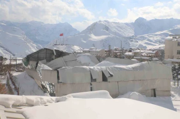 Okulların tatil olması faciayı önledi: Halı sahanın tavanı çöktü 