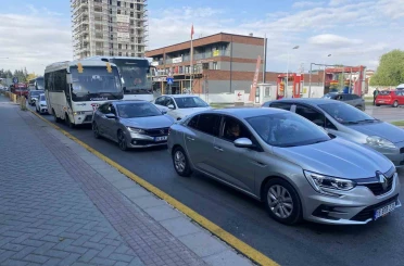 Okulun ilk günü uzun araç kuyrukları oluştu 