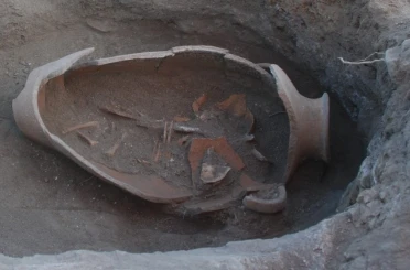 Oluz Höyük’te Fenikelilerin izine rastlandı: İnsan başlı cam boncuklar ve küpten bebek mezarları bulundu 