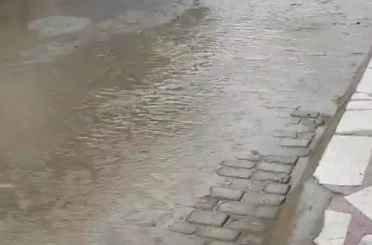 On dakikalık yağış sonrası Umurlu’da sokaklar sular altında kaldı 