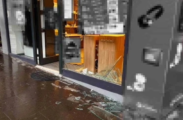 Önce kaldırıma çıktı, sonra dükkana girdi 