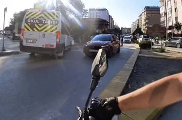 Önce motosikletlinin üzerine kırdı, sonra ters yöne girdi 