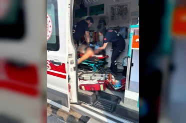 Önce servis aracına ardından tıra çarpan motosiklet sürücüsü ağır yaralandı 
