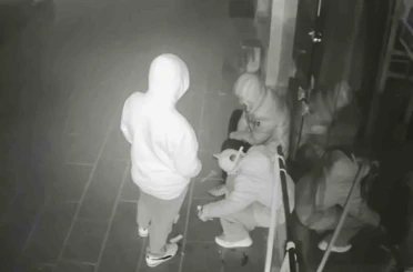 Önce sigara içtiler, sonra sakin sakin dükkanı soydular 