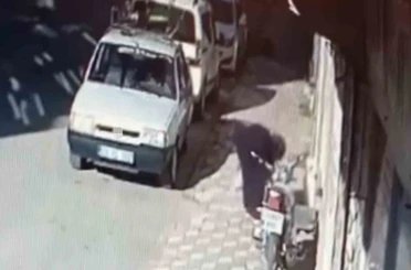 Önce takip etti, ardından yere düşen parayı alıp kayıplara karıştı: O anlar kamerada 