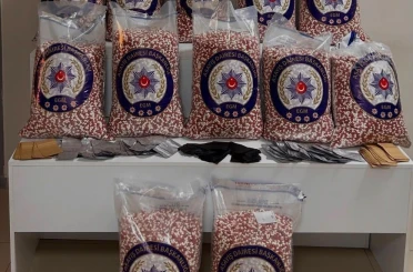Önce taksi, sonra eve baskın: 280 bin uyuşturucu hap ele geçirildi 