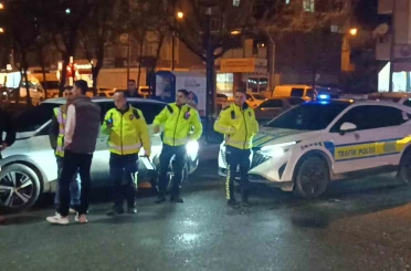Önce yayaya ardından park halindeki araca çarpıp kaçtı 