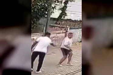 Önce yumrukladı, sonra bacaklarından vurdu: O anlar kamerada 
