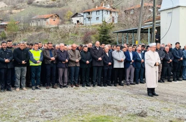 Onlarca kişinin mezar yeri taşınmıştı, gıyabi cenaze namazı kılındı 