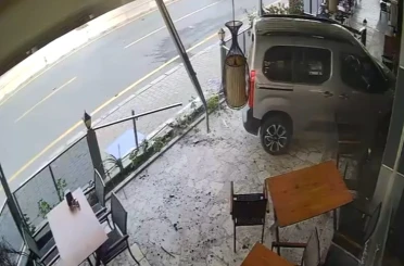 Önündeki araca çarpıp iş yerine daldı, kaçmaya çalıştı yakalandı 