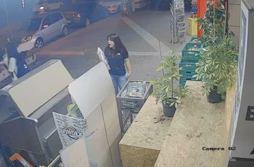 Önüne çıkan otomobilden kaçmak isterken devrilip başka aracın altına girdi: 1 yaralı 