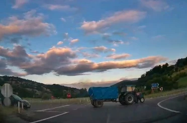 Önüne çıkan traktöre çarpmaktan kılpayı kurtuldu: O anlar kamerada 