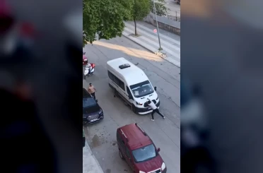 Önünü kestiği yolcu minibüsünü yumrukladı 