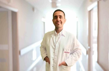 Opr. Dr. Hakan Peker: "Her 8 kadından 1’i meme kanseri riski altında" 