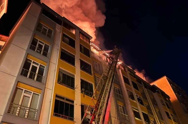 Ordu’da binanın çatı katı alevlere teslim oldu 